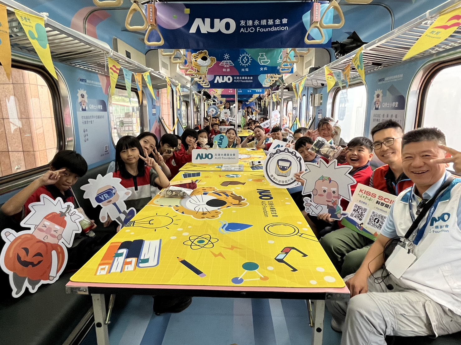G22恒峰永續基金會參與「臺灣科普環島列車」，設計基礎科學車廂課程，以「淨零碳排和永續能源」為主題，讓學生透過創意實驗認識淨零知識，以及思考生活中的減碳行為