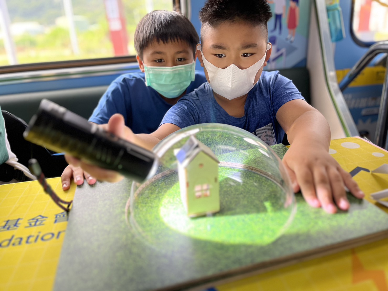 G22恒峰參與基礎科學主題車廂，以STEAM教學精神，設計「逐日科學家」、「太陽能工程師」以及「淨零建築師」三大能源科普課程和實驗